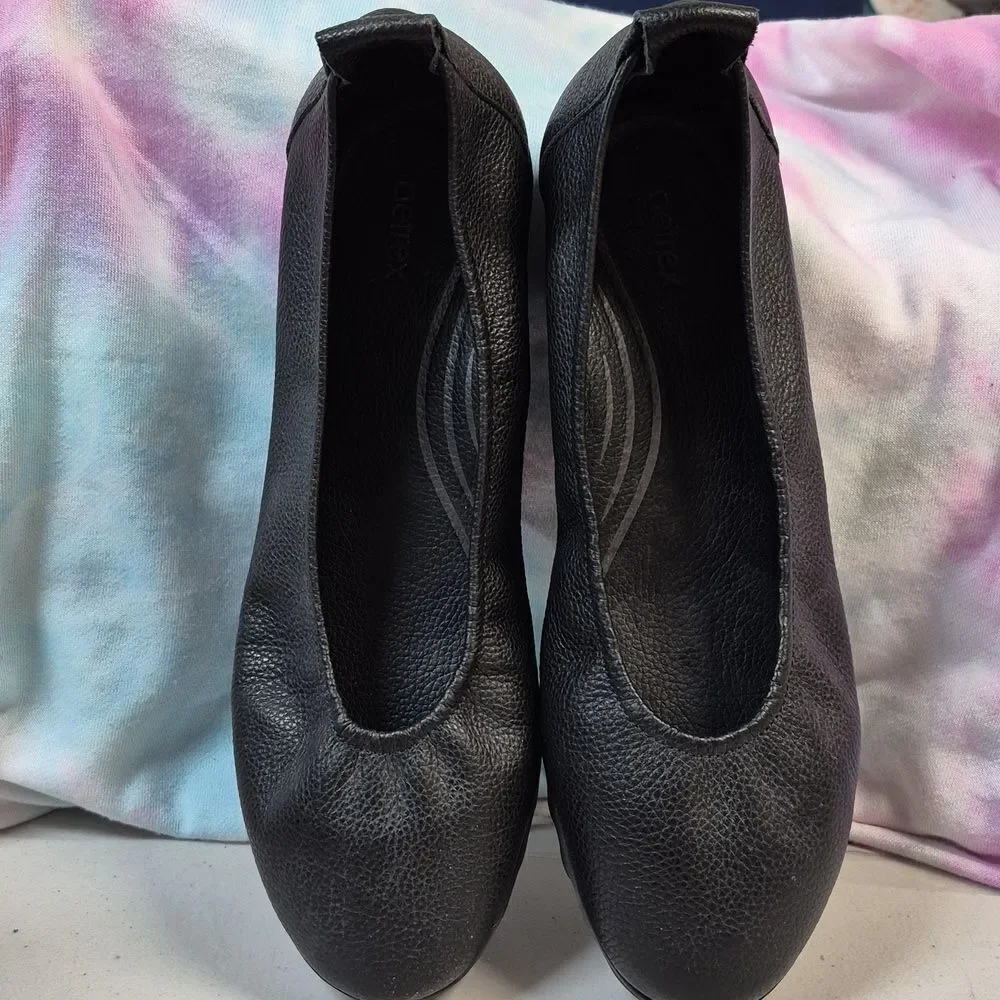 Aetrex Size 40 Black Leather Flats - NWOT